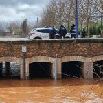 Nieva supervisa el Azuer ante la crecida y pide a los vecinos de Manzanares que extremen la prudencia