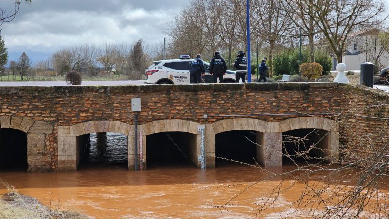 Nieva supervisa el Azuer ante la crecida y pide a los vecinos de Manzanares que extremen la prudencia