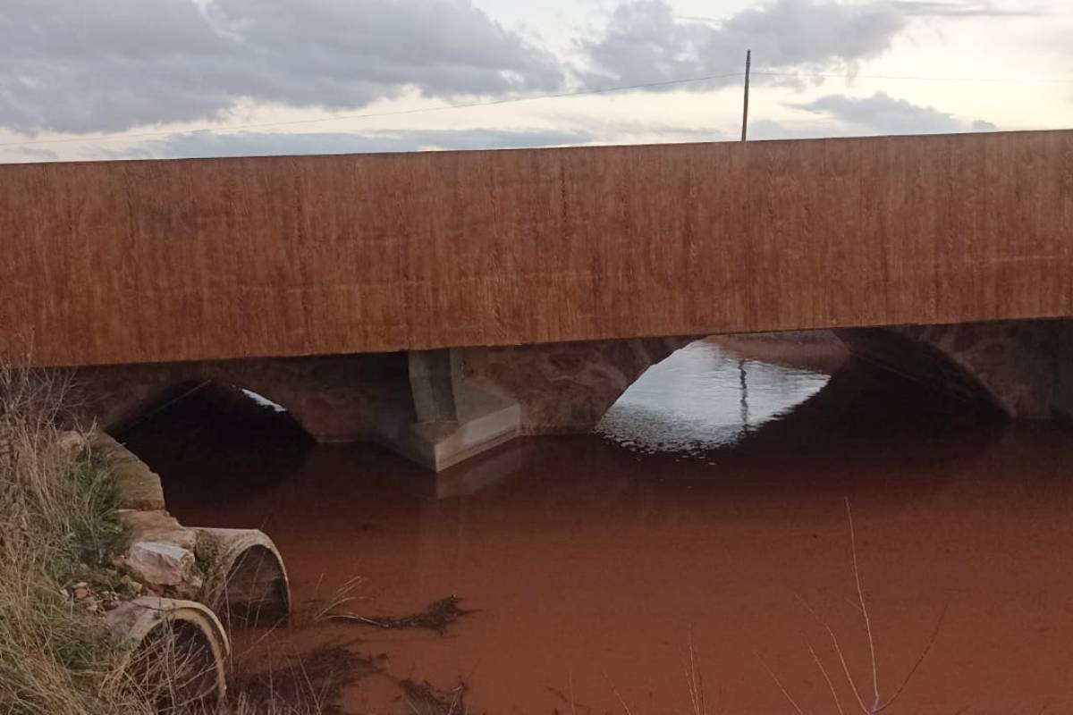 El río Azuer vuelve a llevar agua a su paso por Membrilla y Manzanares tras las intensas lluvias de febrero