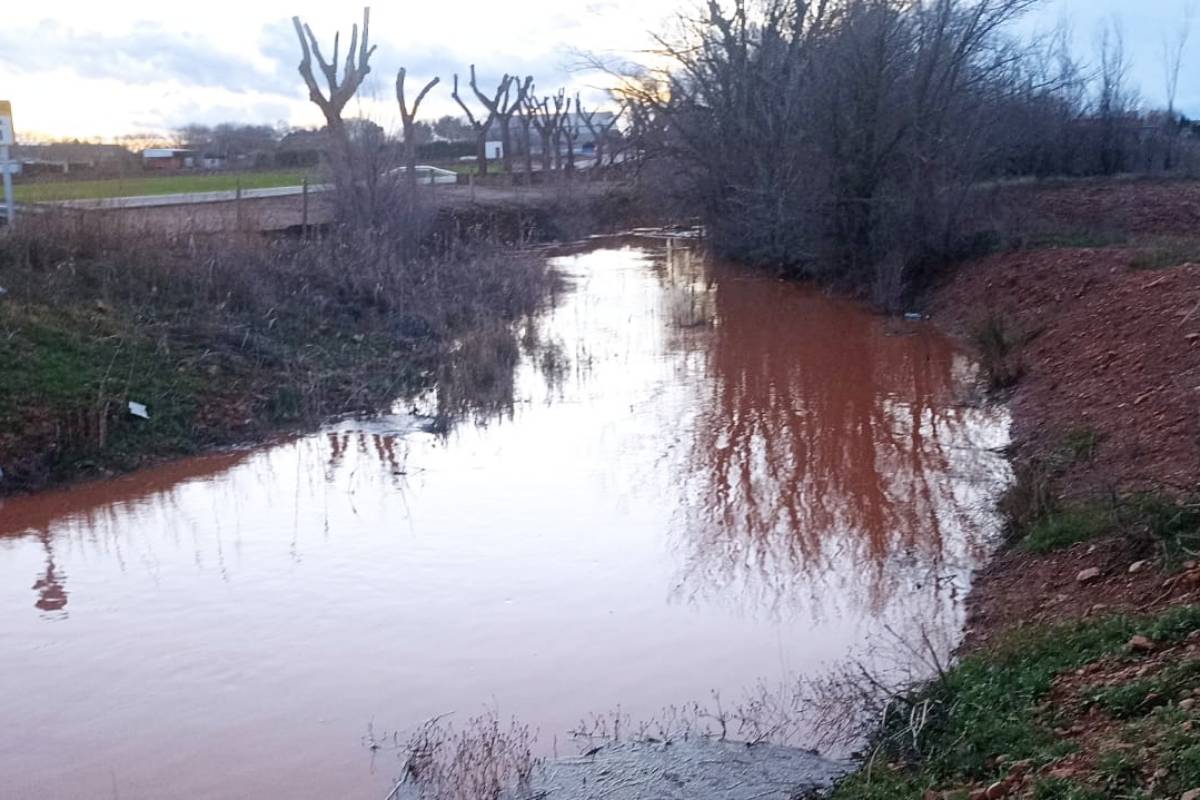 El río Azuer vuelve a llevar agua a su paso por Membrilla y Manzanares tras las intensas lluvias de febrero