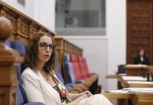 La Junta ve el burka como una vulneración de derechos, pero reprocha a Vox su intención de vetarlo