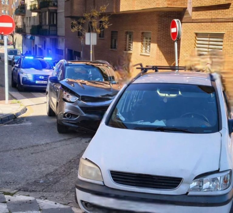 Tres heridos en una colisión entre dos coches en la calle Sebastián de Covarrubias de Cuenca