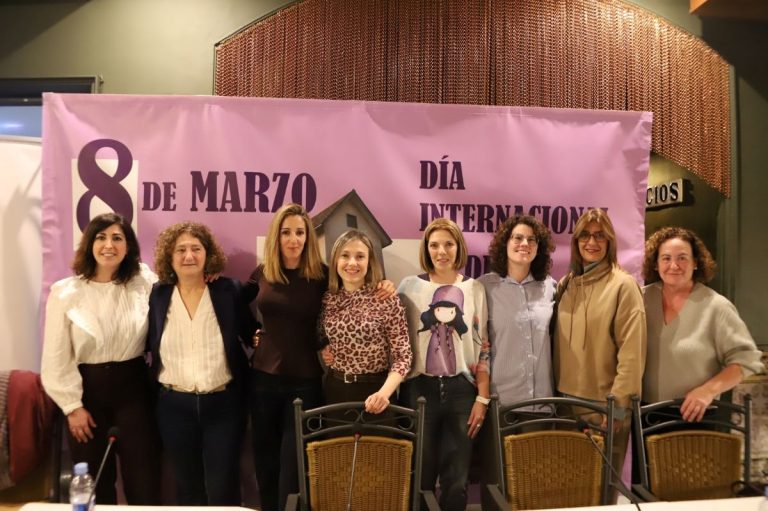 Deportistas de Manzanares reflexionan sobre los retos de la mujer en el deporte en un café-tertulia