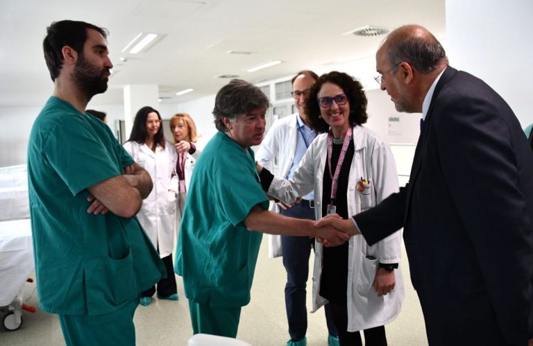 El Hospital Universitario de Cuenca inaugura su Cirugía Plástica con una masculinización de torax en una persona trans