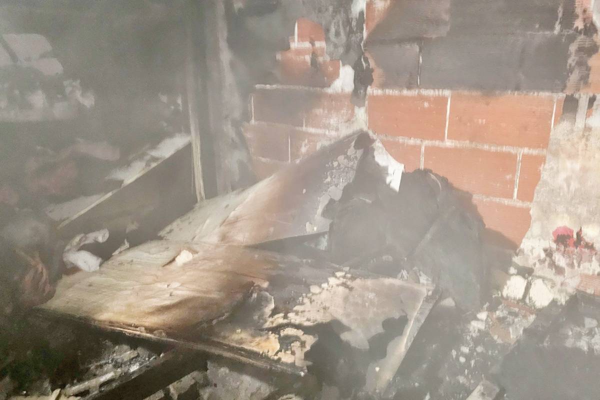 Incendio en un bajo de la Avenida del Parque que obliga a confinar a los vecinos del edificio