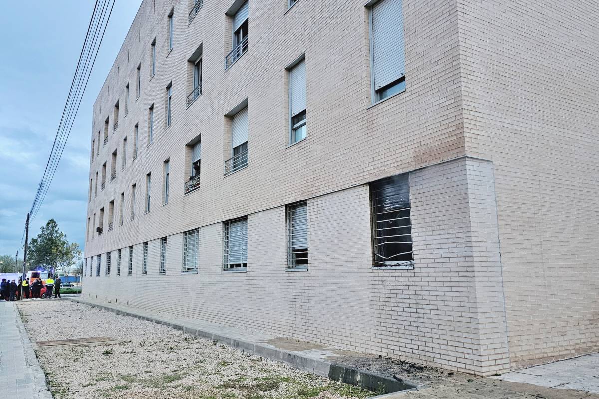Incendio en un bajo de la Avenida del Parque que obliga a confinar a los vecinos del edificio