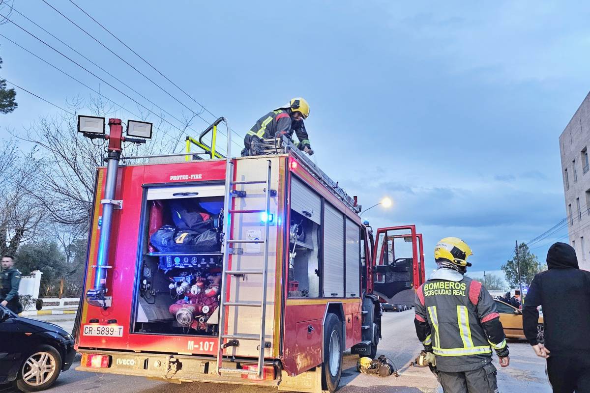Incendio en un bajo de la Avenida del Parque que obliga a confinar a los vecinos del edificio