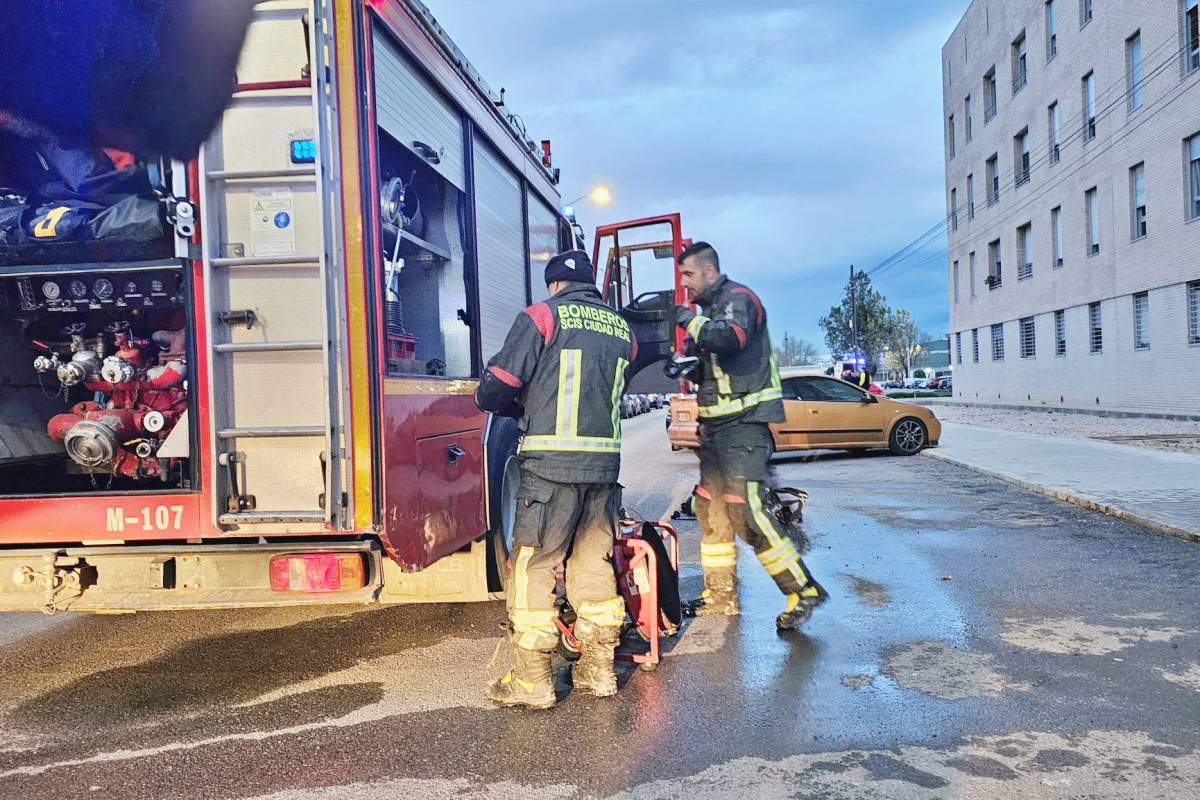 Incendio en un bajo de la Avenida del Parque que obliga a confinar a los vecinos del edificio