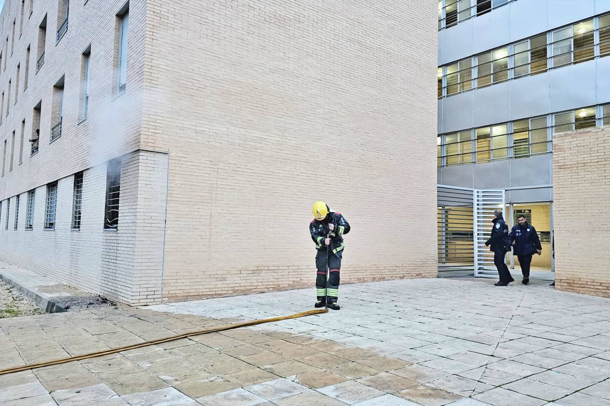 Incendio en un bajo de la Avenida del Parque que obliga a confinar a los vecinos del edificio