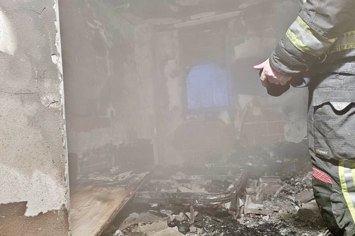 Incendio en un bajo de la Avenida del Parque que obliga a confinar a los vecinos del edificio