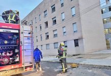 Incendio en un bajo de la Avenida del Parque que obliga a confinar a los vecinos del edificio