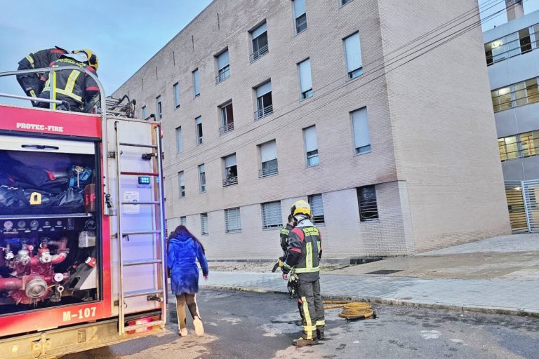 Incendio en un bajo de la Avenida del Parque que obliga a confinar a los vecinos del edificio