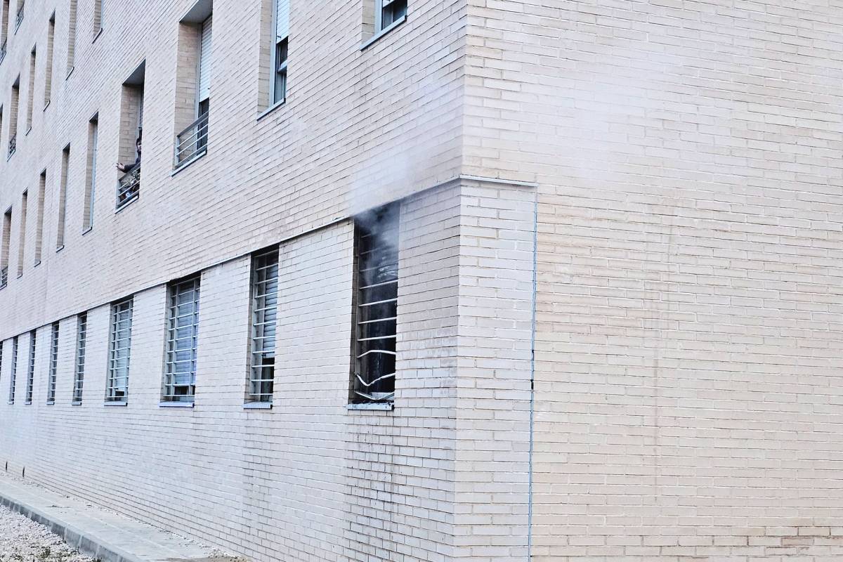 Incendio en un bajo de la Avenida del Parque que obliga a confinar a los vecinos del edificio