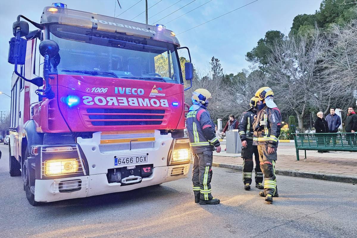 Incendio en un bajo de la Avenida del Parque que obliga a confinar a los vecinos del edificio