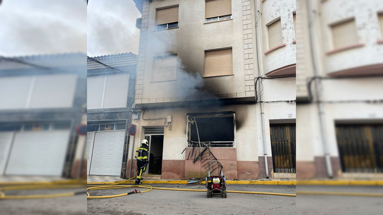 Rescatado un matrimonio en Tarazona tras un incendio en su casa provocado por su hijo