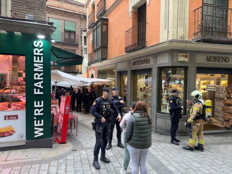 Incendio en un bloque de dos pisos en Toledo provocado por una estufa