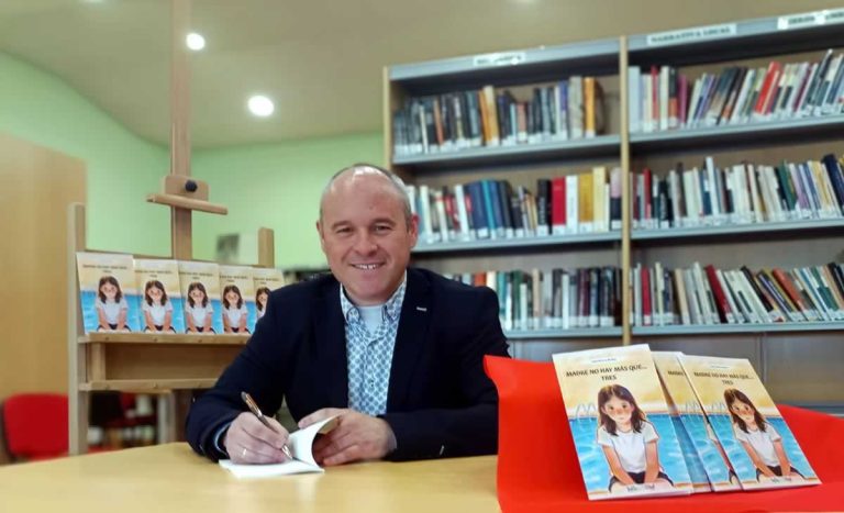 José Jiménez Muñoz visibiliza el acogimiento familiar con su libro “Madre no hay más que… tres”