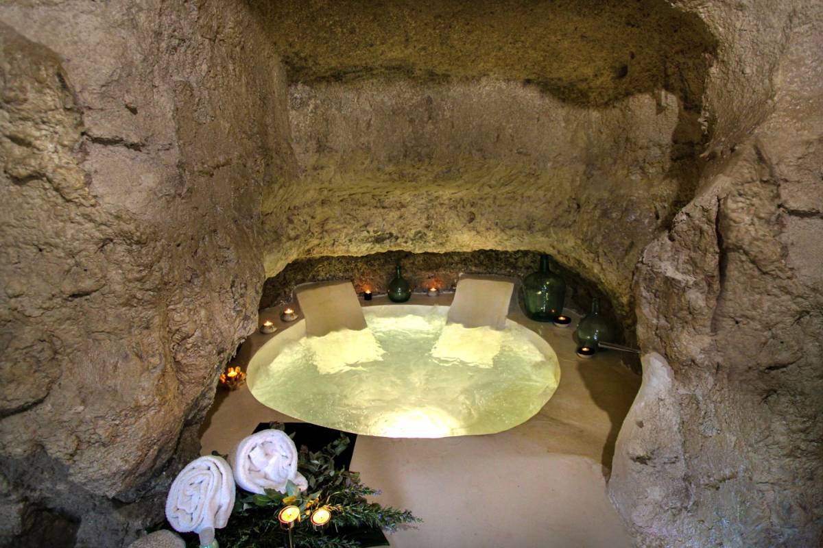 Un jacuzzi privado en medio de una cueva: el hotel escondido de Jorquera para un finde de lujo