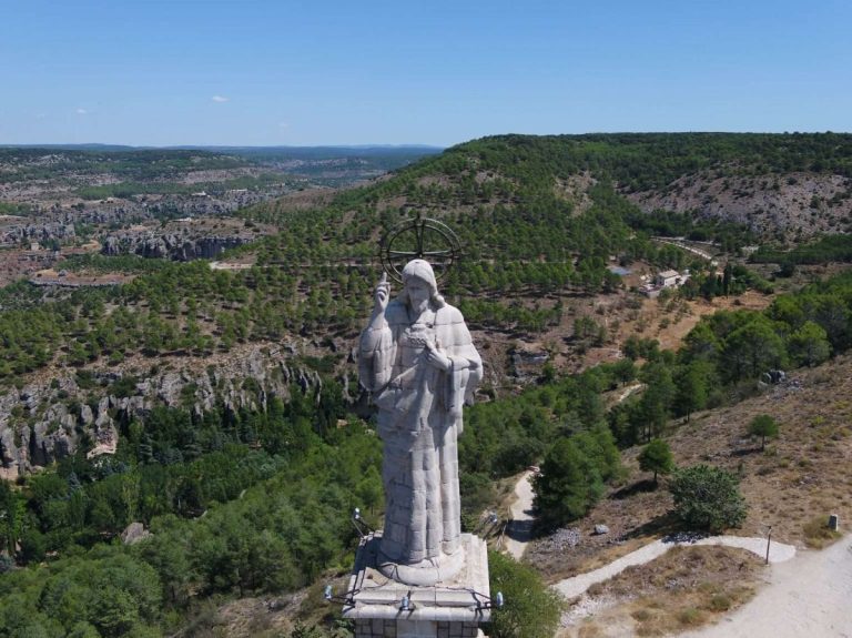 Bajo los ojos de Jesucristo: el monumento que vigila Cuenca desde 1.100 metros de altura