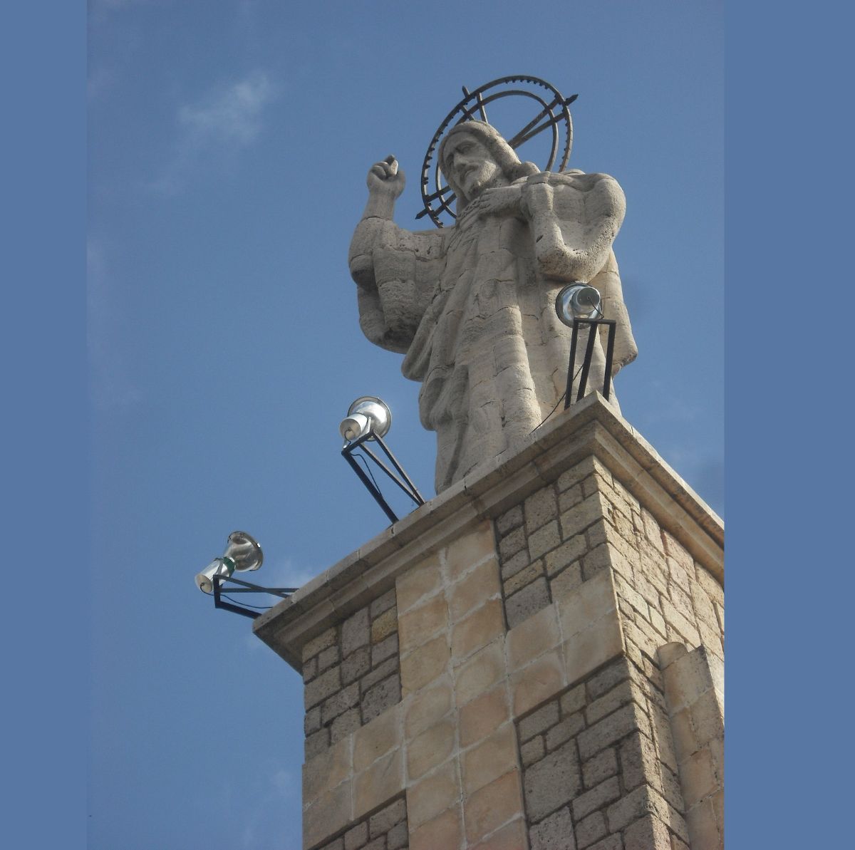 Bajo los ojos de Jesucristo: el monumento que vigila Cuenca desde 1.100 metros de altura