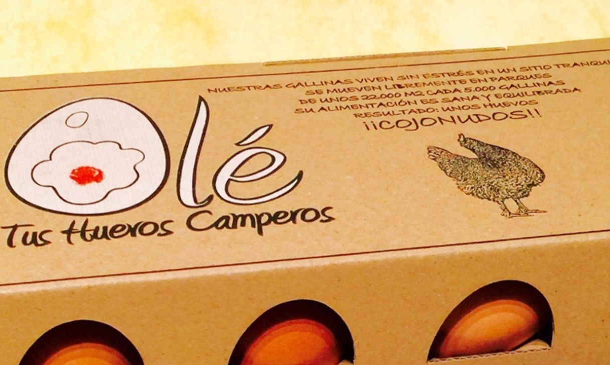 "Olé tus huevos camperos", la singular marca que vende desde un pueblo de Guadalajara