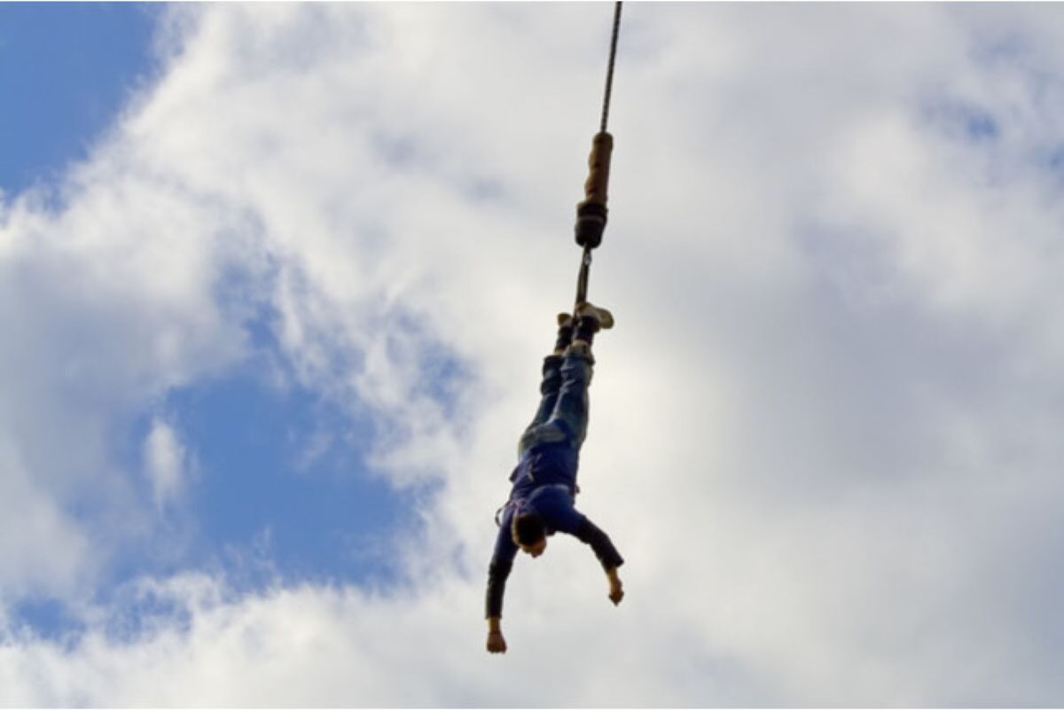 Lanzarse a 30 metros de altura sobre el embalse de La Fuensanta: la experiencia de hacer puenting en Albacete