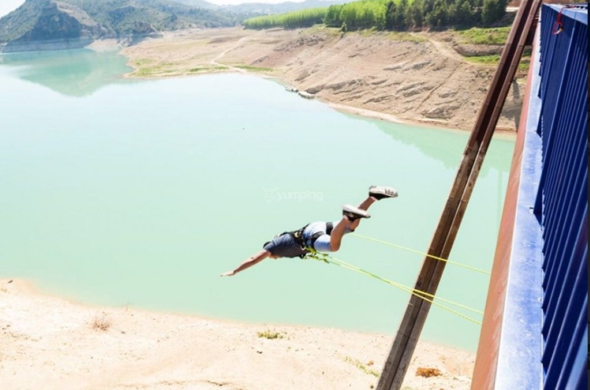 Lanzarse a 30 metros de altura sobre el embalse de La Fuensanta: la experiencia de hacer puenting en Albacete