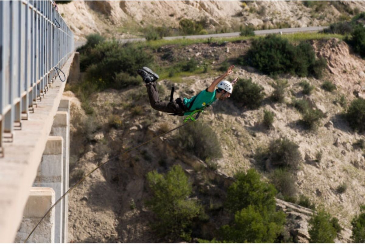 Lanzarse a 30 metros de altura sobre el embalse de La Fuensanta: la experiencia de hacer puenting en Albacete