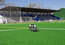 Avanzan las obras de renovación del césped del campo de fútbol de Argamasilla de Alba