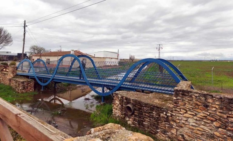 El río Azuer vuelve a llevar agua al casco urbano de Daimiel tras más de una década
