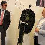 El torero Juan Ortega regala uno de sus míticos trajes a la peña taurina de Manzanares