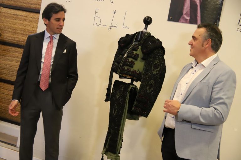 El torero Juan Ortega regala uno de sus míticos trajes a la peña taurina de Manzanares