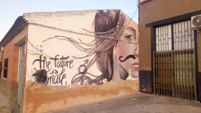 Denuncian la vandalización del mural “The future is female” en Torrijos