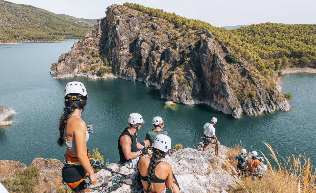 Colgarse de las rocas en Guadalajara: la adrenalina de la Vía Ferrata "Boca del Infierno"