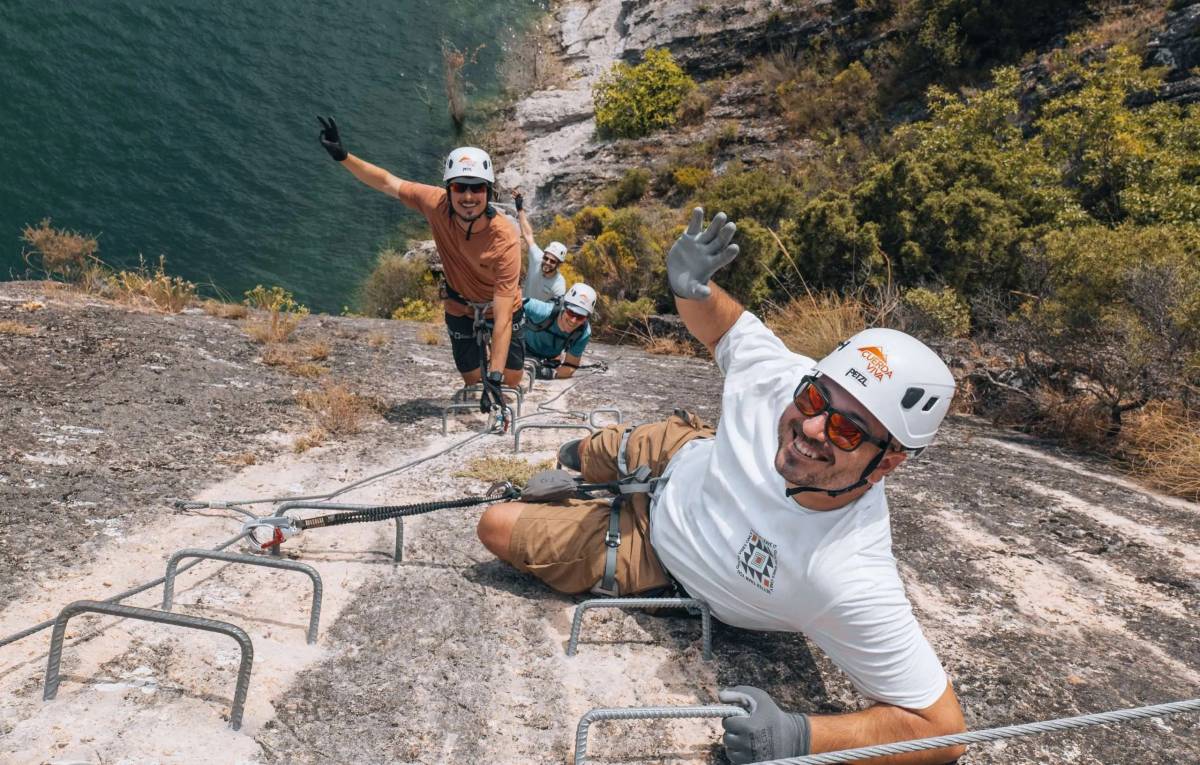 Colgarse de las rocas en Guadalajara: la adrenalina de la Vía Ferrata "Boca del Infierno"