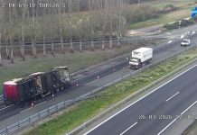 El vuelco de un camión con placas solares mantiene cortado el carril derecho de la A-2 en Torija