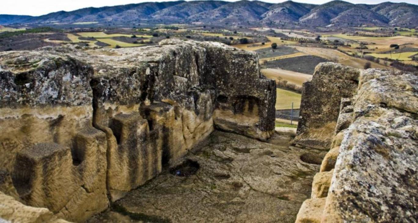 Viajar a la Edad del Bronce desde un pueblo de Cuenca: ruinas y un foso de 70 metros en el Yacimiento La Cava