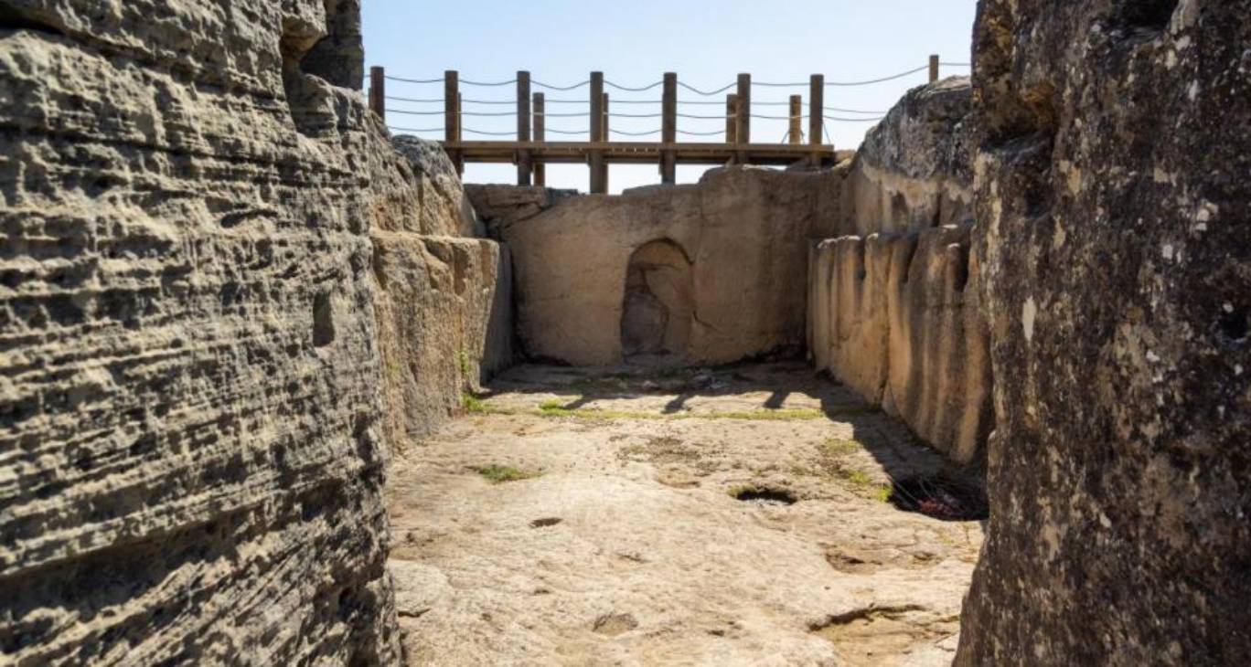 Viajar a la Edad del Bronce desde un pueblo de Cuenca: ruinas y un foso de 70 metros en el Yacimiento La Cava