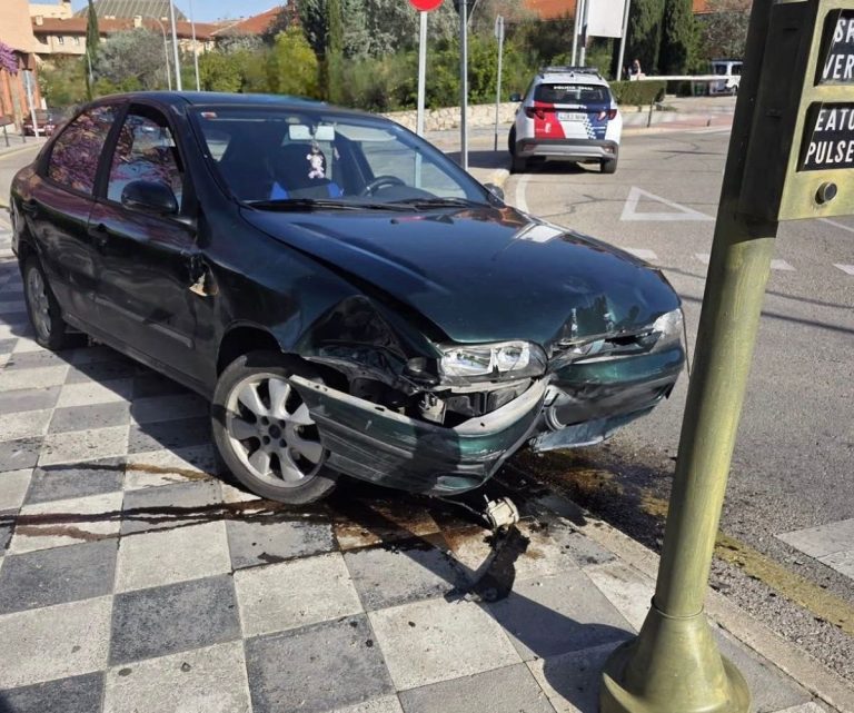 Un coche pierde el control en Cuenca y se lleva varios bolardos por delante