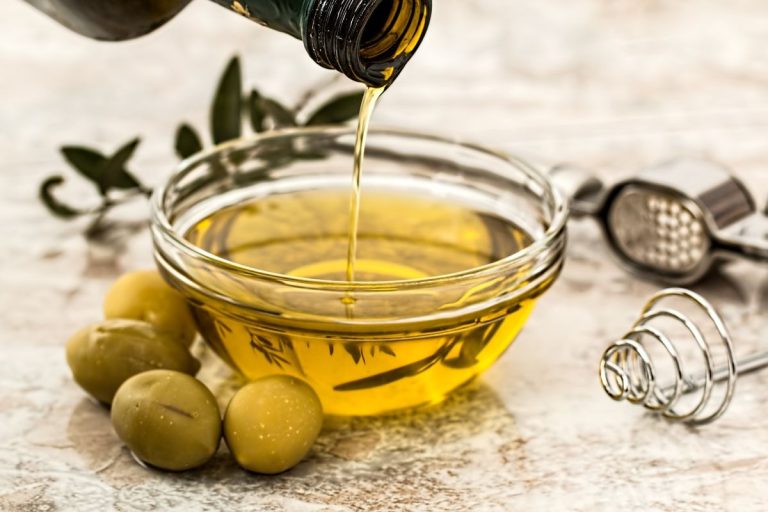 Agricultores avisan de que sigue bajando el precio del aceite de oliva