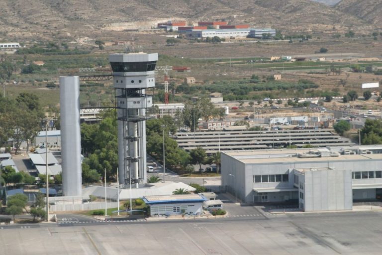 Huelga indefinida de controladores aéreos en el aeropuerto de Ciudad Real desde la próxima semana
