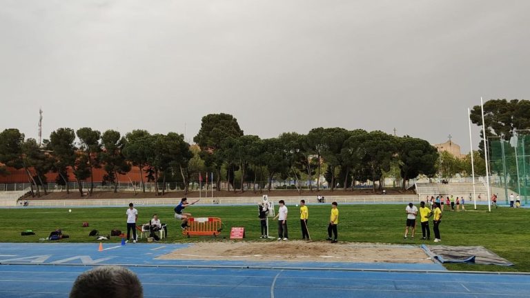 Alejandro López, atleta de Pedro Muñoz, logra la medalla de bronce en el Campeonato Regional de Salto de Longitud