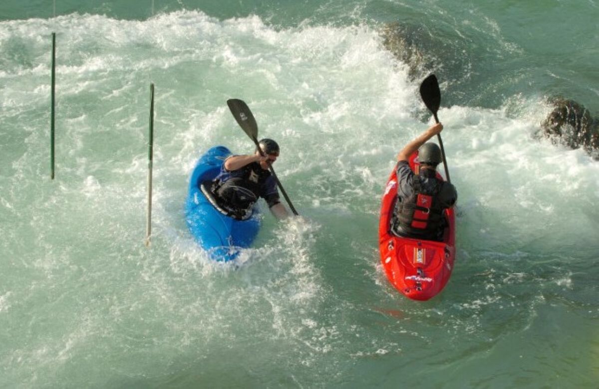 Aventura en Guadalajara: así es lanzarse en canoa por las aguas bravas del Alto Tajo