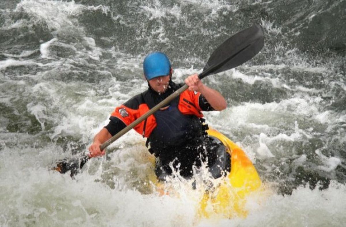 Aventura en Guadalajara: así es lanzarse en canoa por las aguas bravas del Alto Tajo