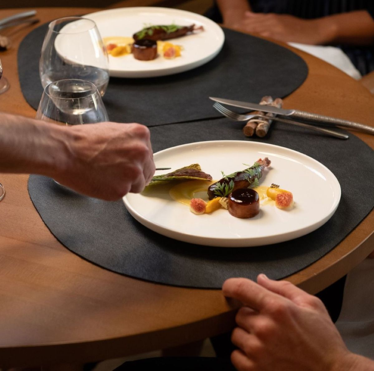 Lujo y discreción: el hotel de un pueblo de Ciudad Real que tiene aeródromo propio y un estrella Michelin
