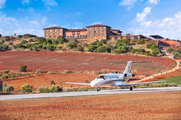 Lujo y discreción: el hotel de un pueblo de Ciudad Real que tiene aeródromo propio y un estrella Michelin