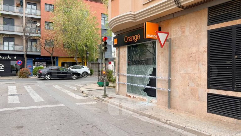 Oleada de robos en la provincia: asaltan tiendas de telefonía en Tomelloso y Daimiel de forma simultánea