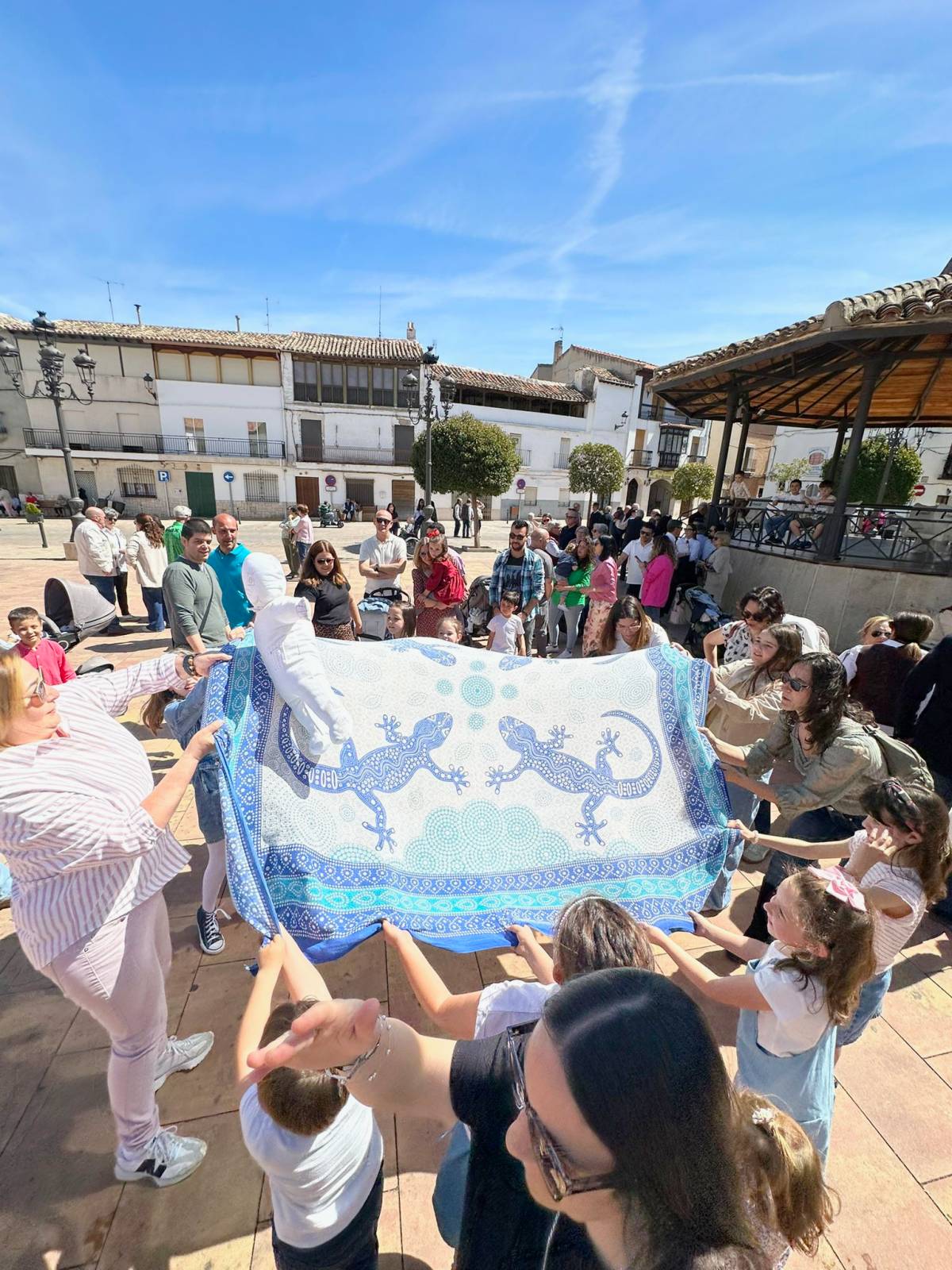 Villarrubia de Santiago revive el espíritu de los peleles