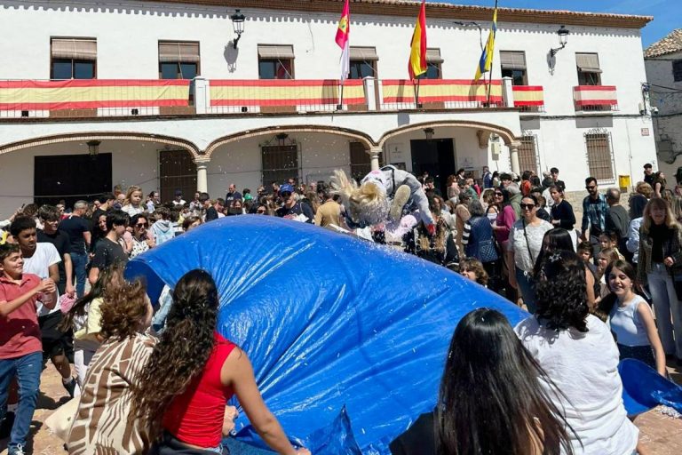 Villarrubia de Santiago revive el espíritu de los peleles