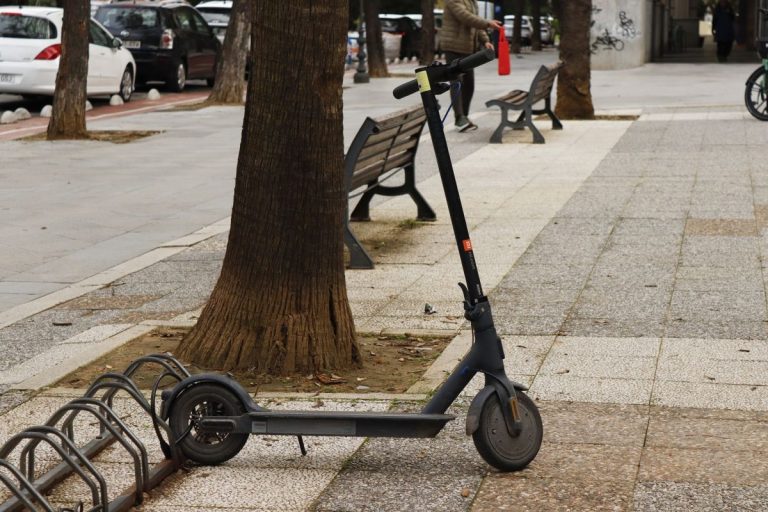 Nuevas normas para usar patinete eléctrico en Puertollano: casco y seguro obligatorios y a menos de 20 km/h